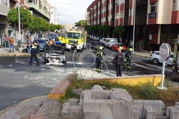 Arde un coche en la calle Poeta Pablo Neruda de Los Llanos de Telde/Eugenio Artiles y TA.